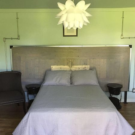 Rooms At The Pecan Olmito ภายนอก รูปภาพ