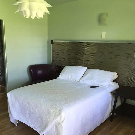 Rooms At The Pecan Olmito ภายนอก รูปภาพ