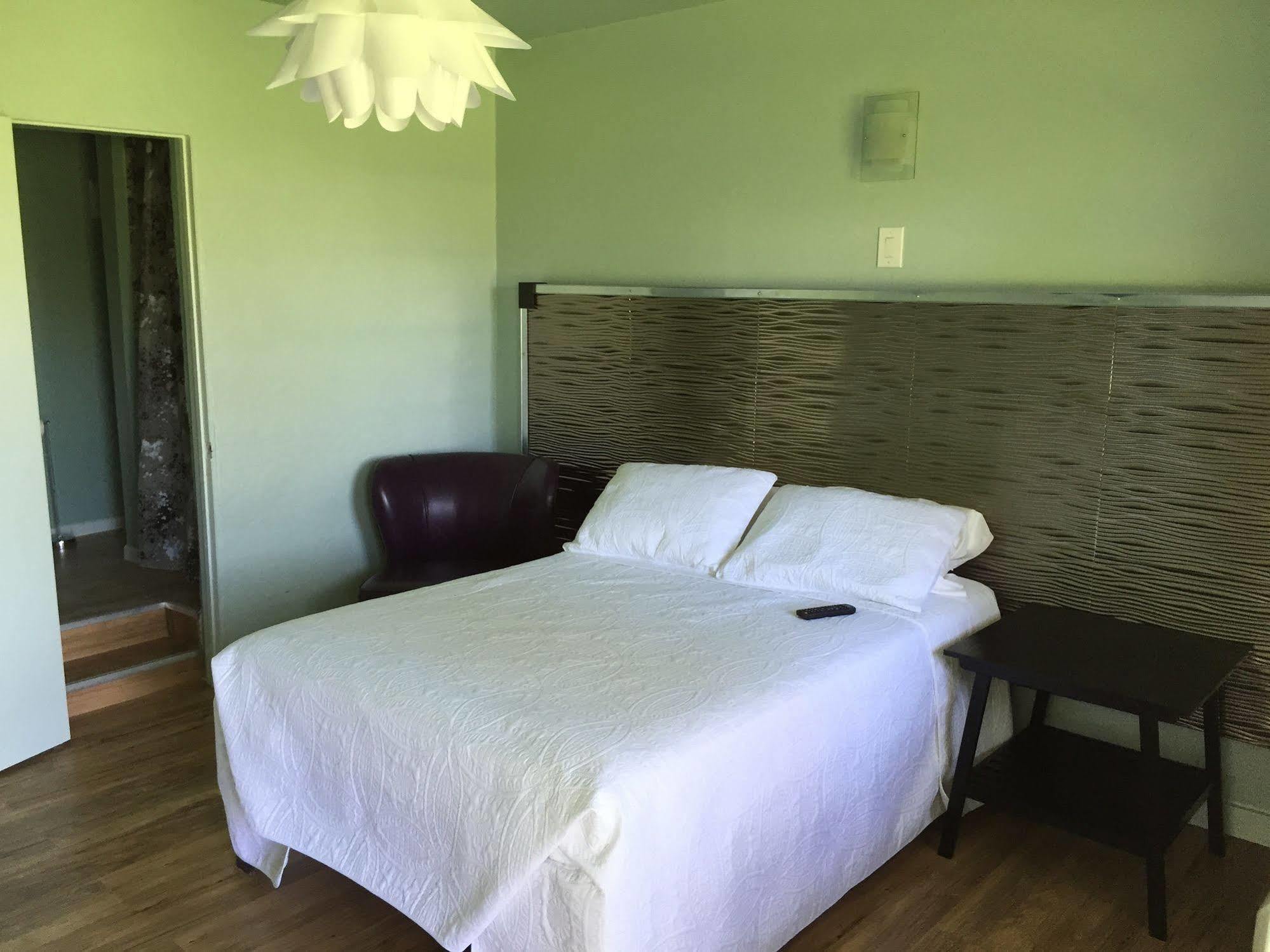 Rooms At The Pecan Olmito ภายนอก รูปภาพ