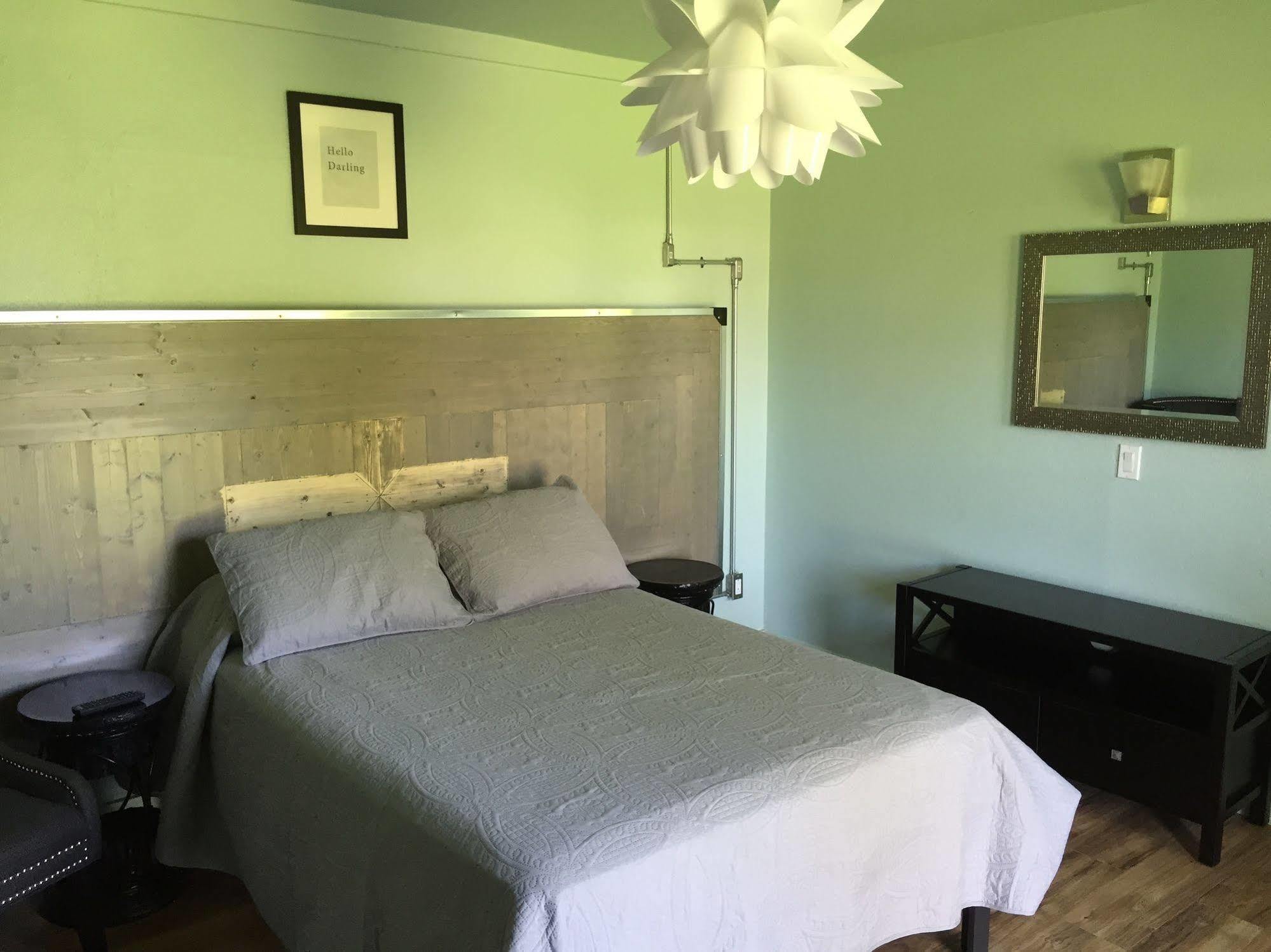 Rooms At The Pecan Olmito ภายนอก รูปภาพ