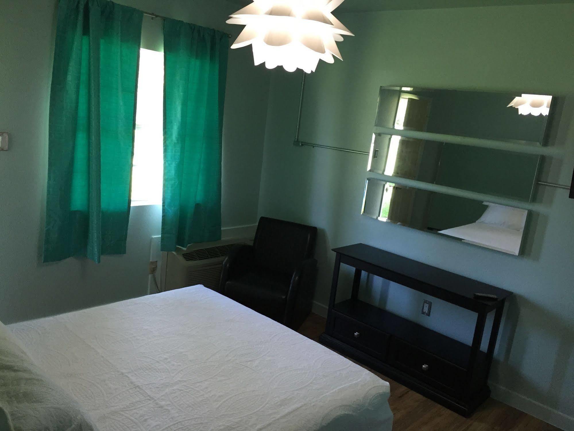 Rooms At The Pecan Olmito ภายนอก รูปภาพ